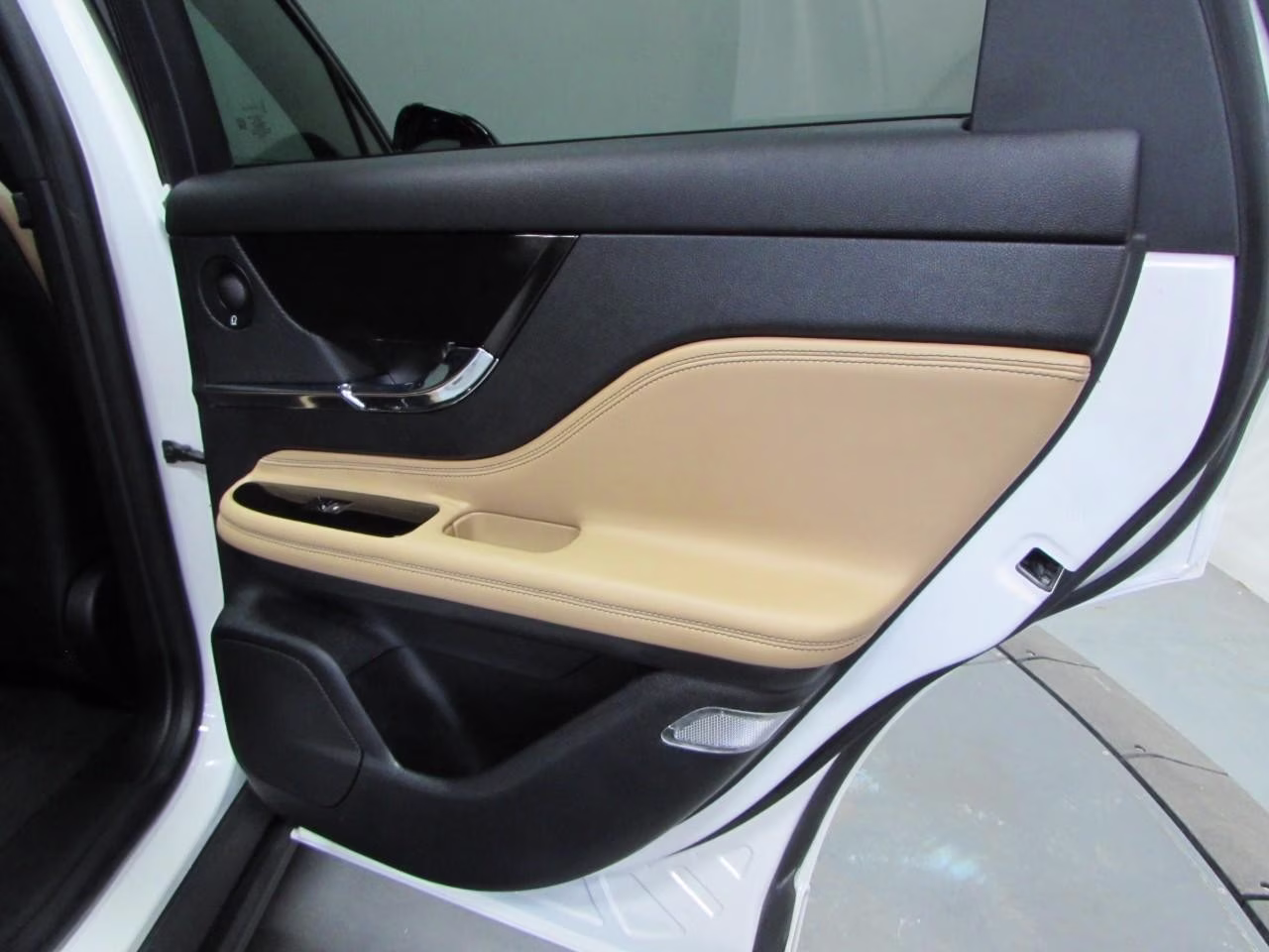 2022 Pristine White Metallic Tri-Coat Lincoln Corsair Reserve AWD SUV