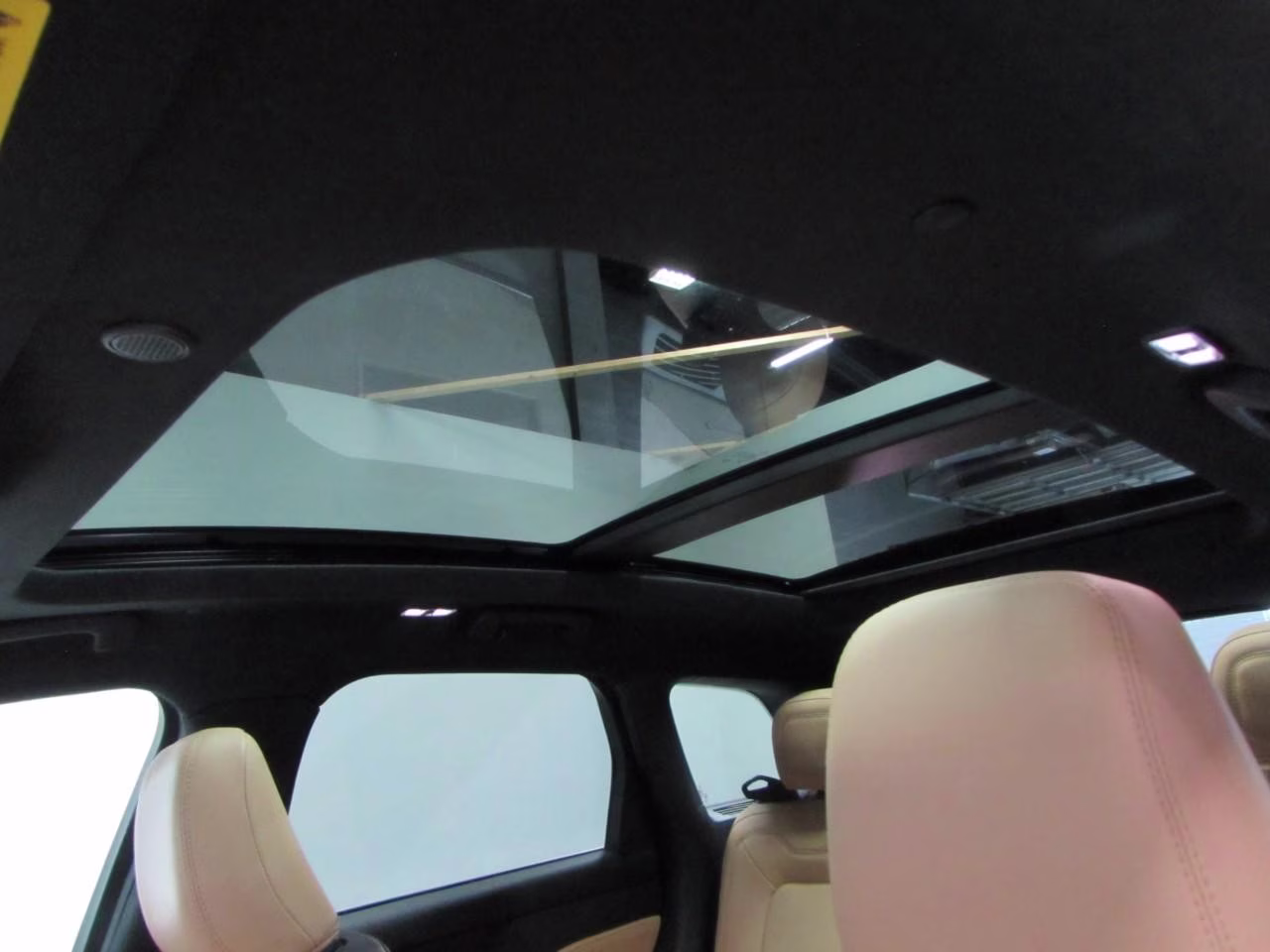 2022 Pristine White Metallic Tri-Coat Lincoln Corsair Reserve AWD SUV