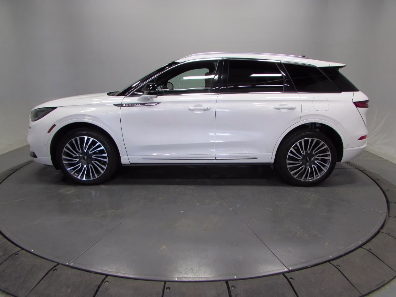 2022 Pristine White Metallic Tri-Coat Lincoln Corsair Reserve AWD SUV