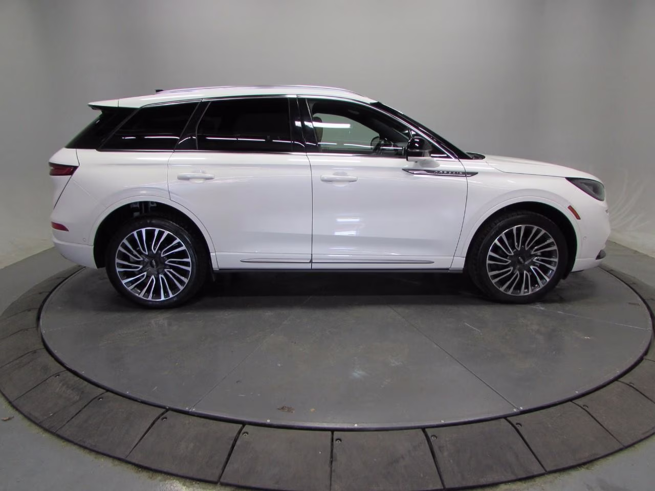 2022 Pristine White Metallic Tri-Coat Lincoln Corsair Reserve AWD SUV