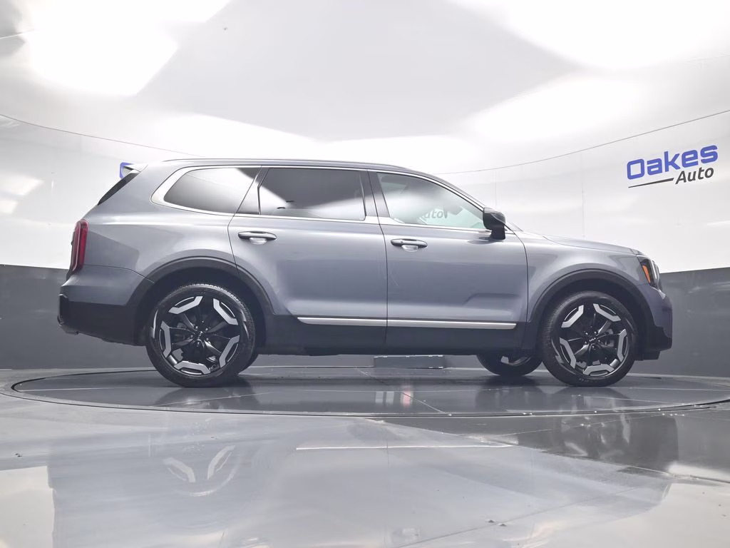 2025 Everlasting Silver Kia Telluride S AWD SUV