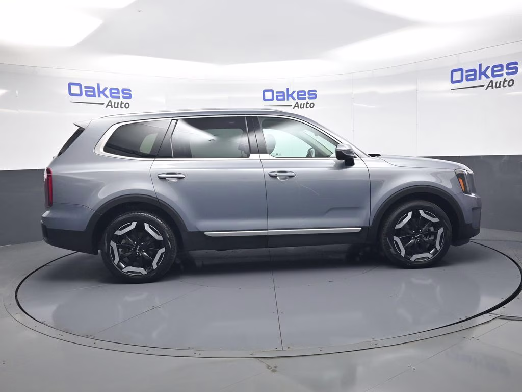 2025 Everlasting Silver Kia Telluride S AWD SUV