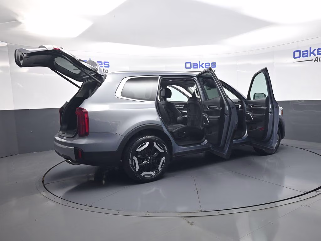 2025 Everlasting Silver Kia Telluride S AWD SUV