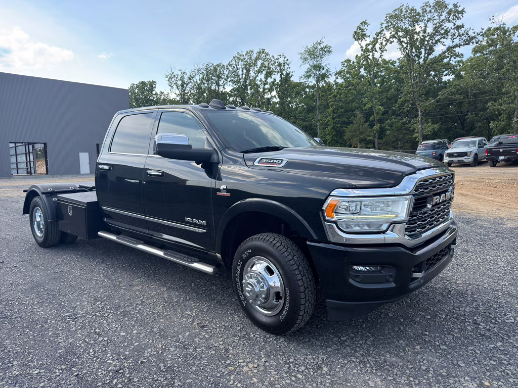 2022 Diamond Black Crystal Pearlcoat Ram 3500 Chassis Limited 4X4 Truck