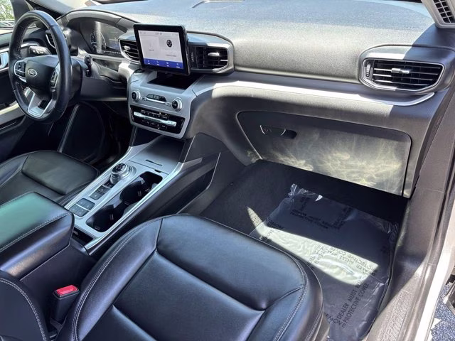 2023 Silver Metallic Ford Explorer XLT RWD SUV