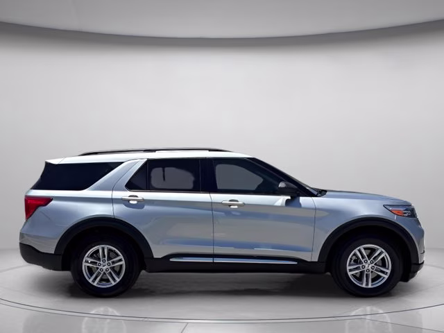 2023 Silver Metallic Ford Explorer XLT RWD SUV