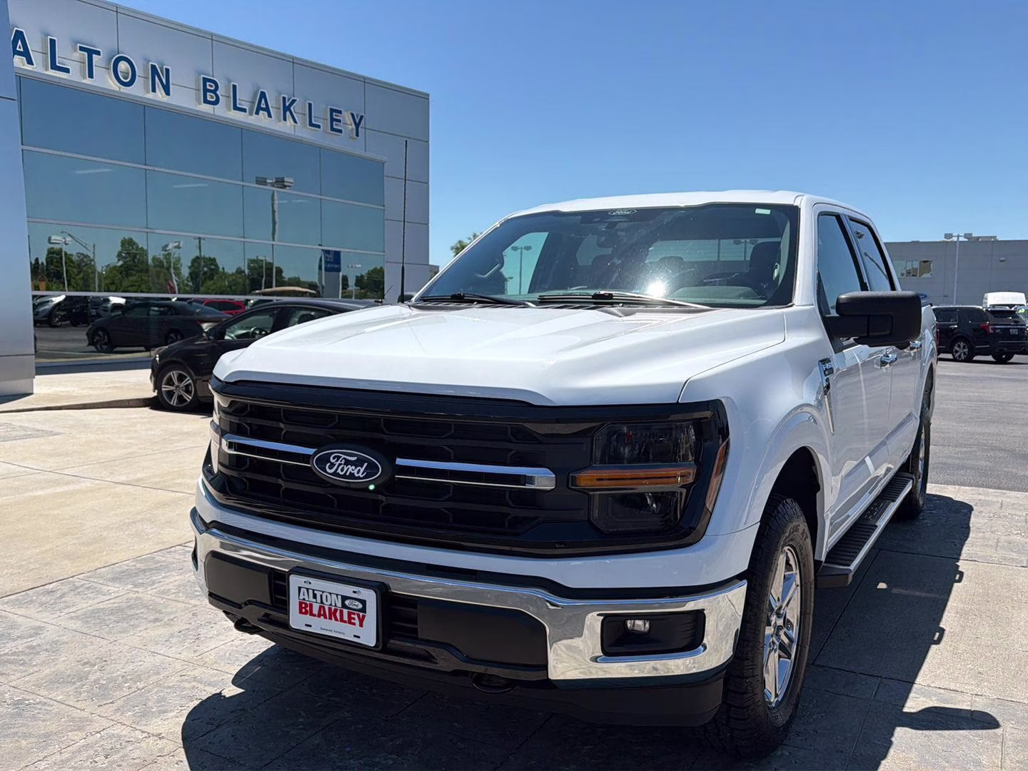 2024 Oxford White Ford F-150 XLT 4X4 Truck