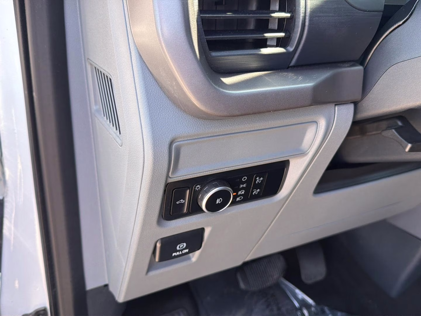 2024 Oxford White Ford F-150 XLT 4X4 Truck