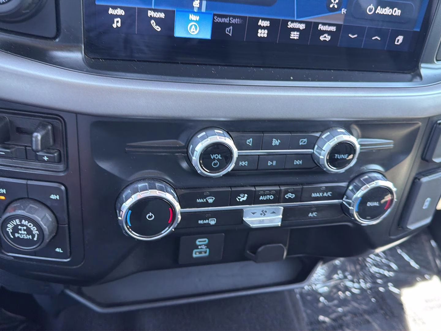 2024 Oxford White Ford F-150 XLT 4X4 Truck