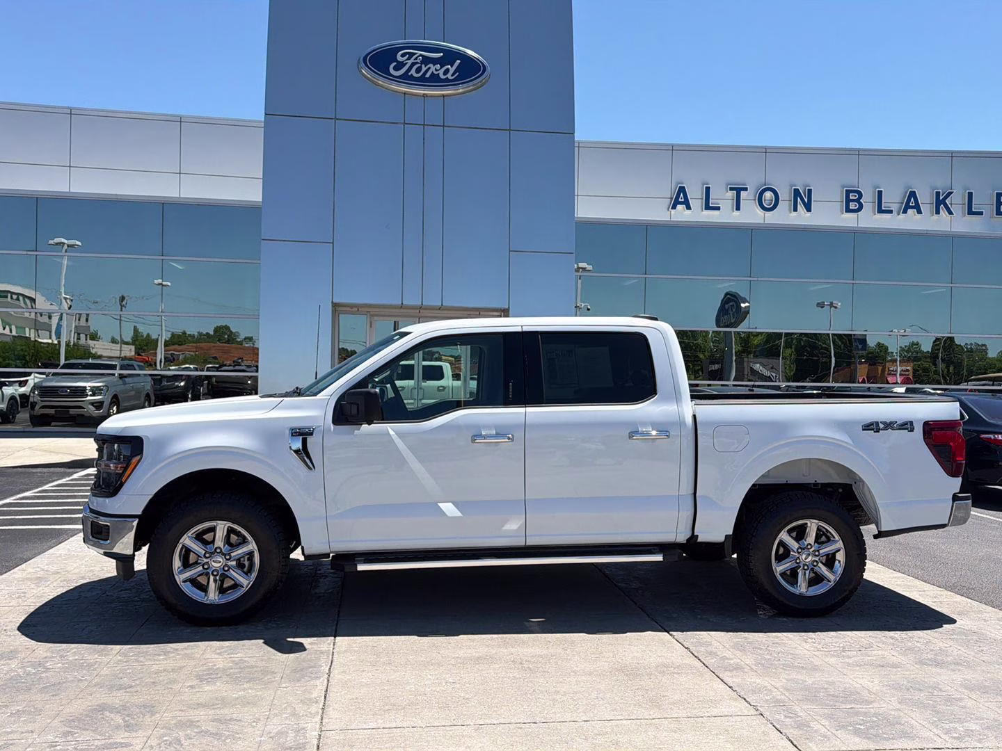 2024 Oxford White Ford F-150 XLT 4X4 Truck
