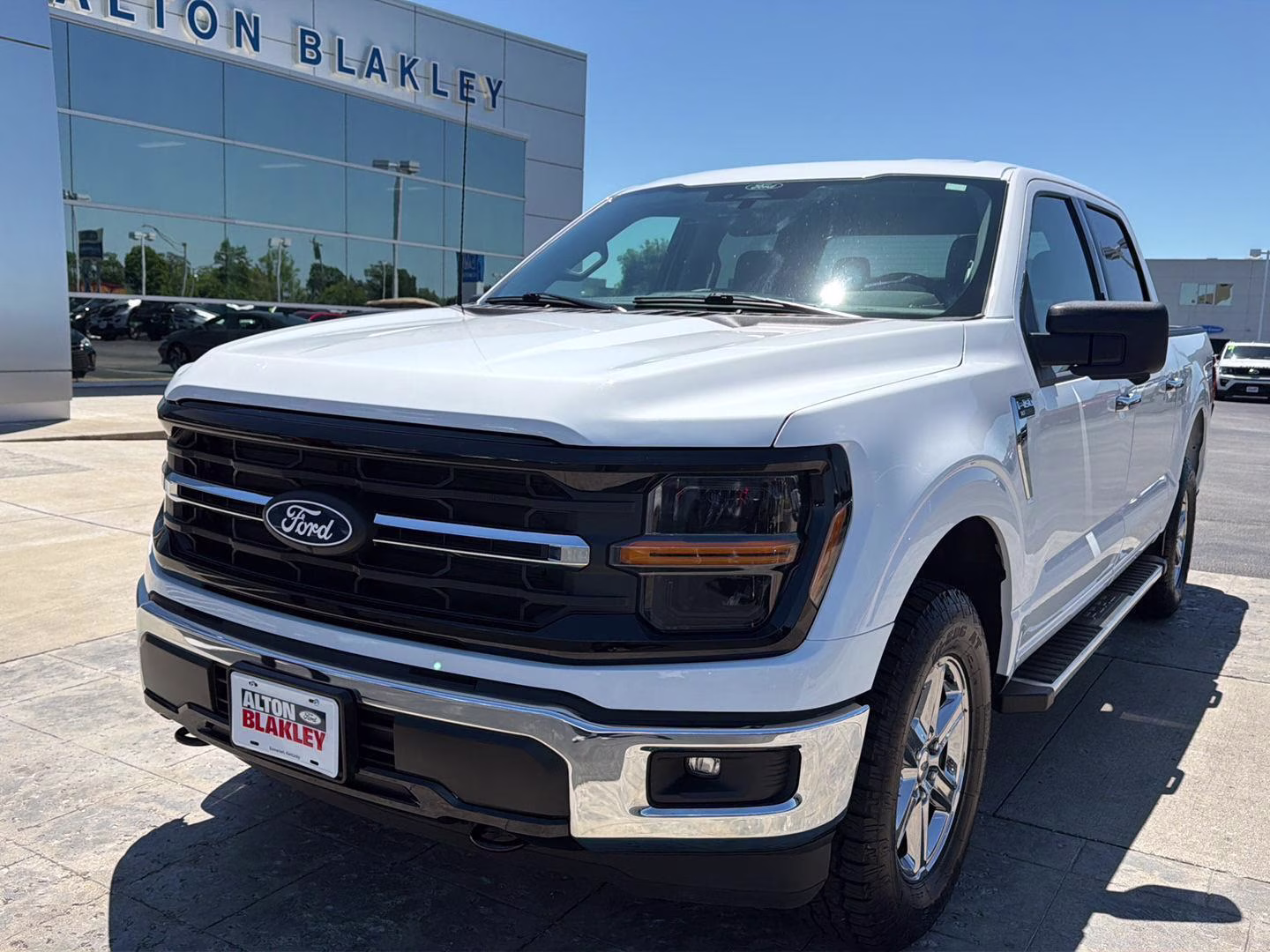 2024 Oxford White Ford F-150 XLT 4X4 Truck