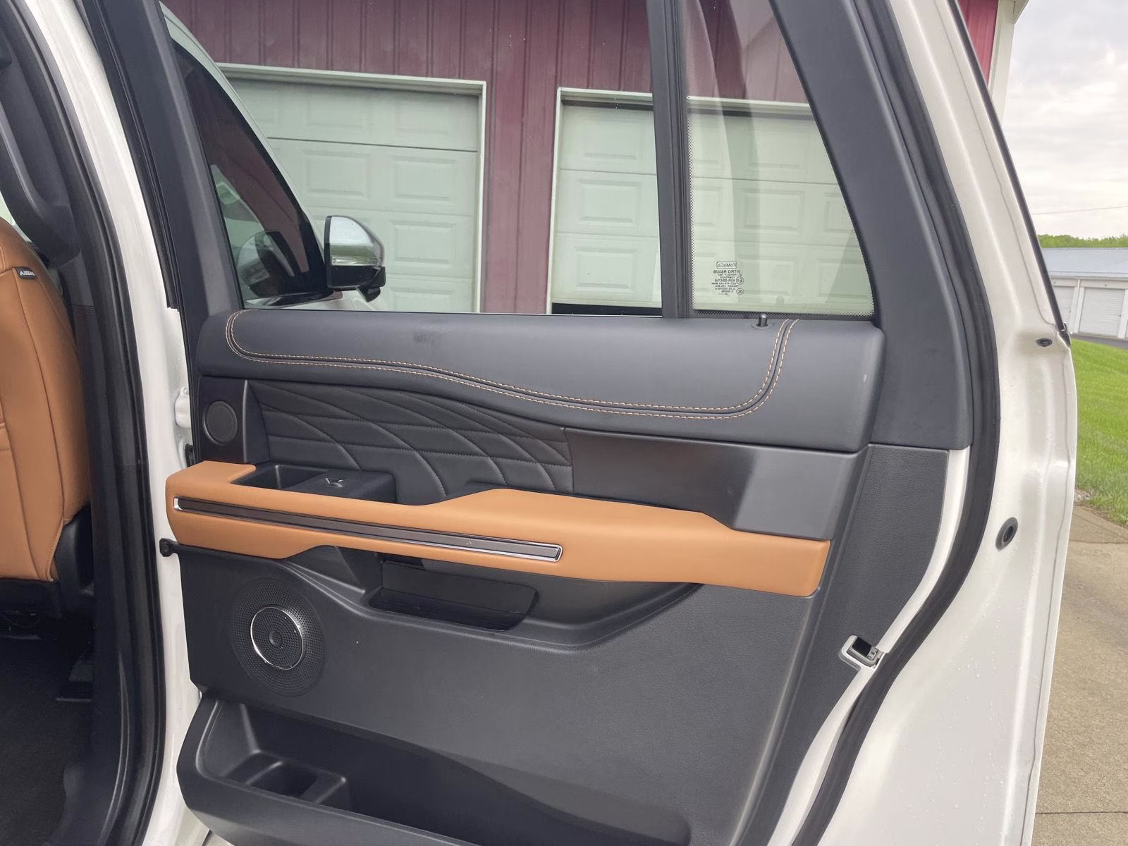 2022 Star White Metallic Tri-Coat Ford Expedition Max Platinum 4X4 SUV