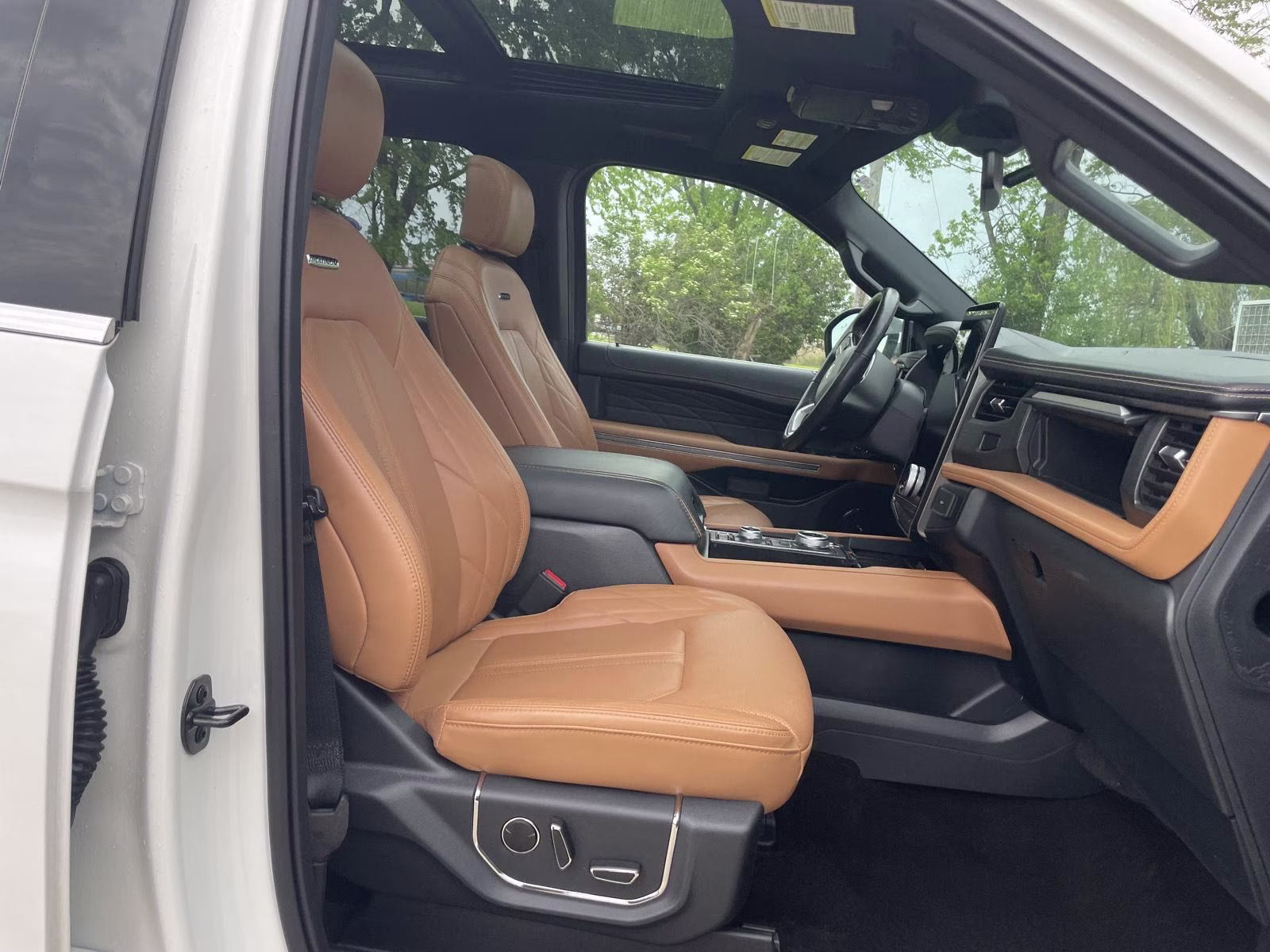2022 Star White Metallic Tri-Coat Ford Expedition Max Platinum 4X4 SUV