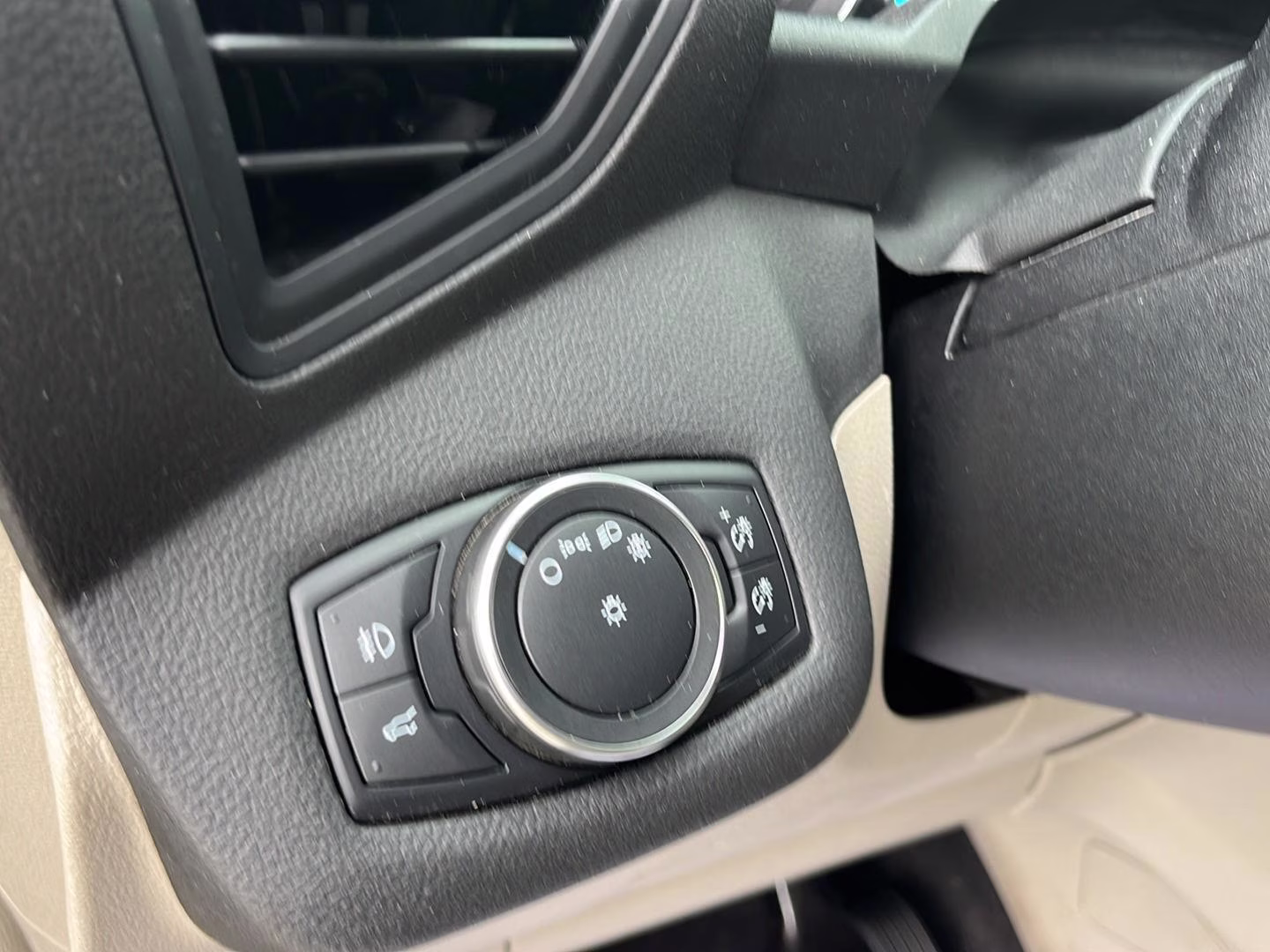 2017 White Gold Ford Escape SE 4X4 SUV