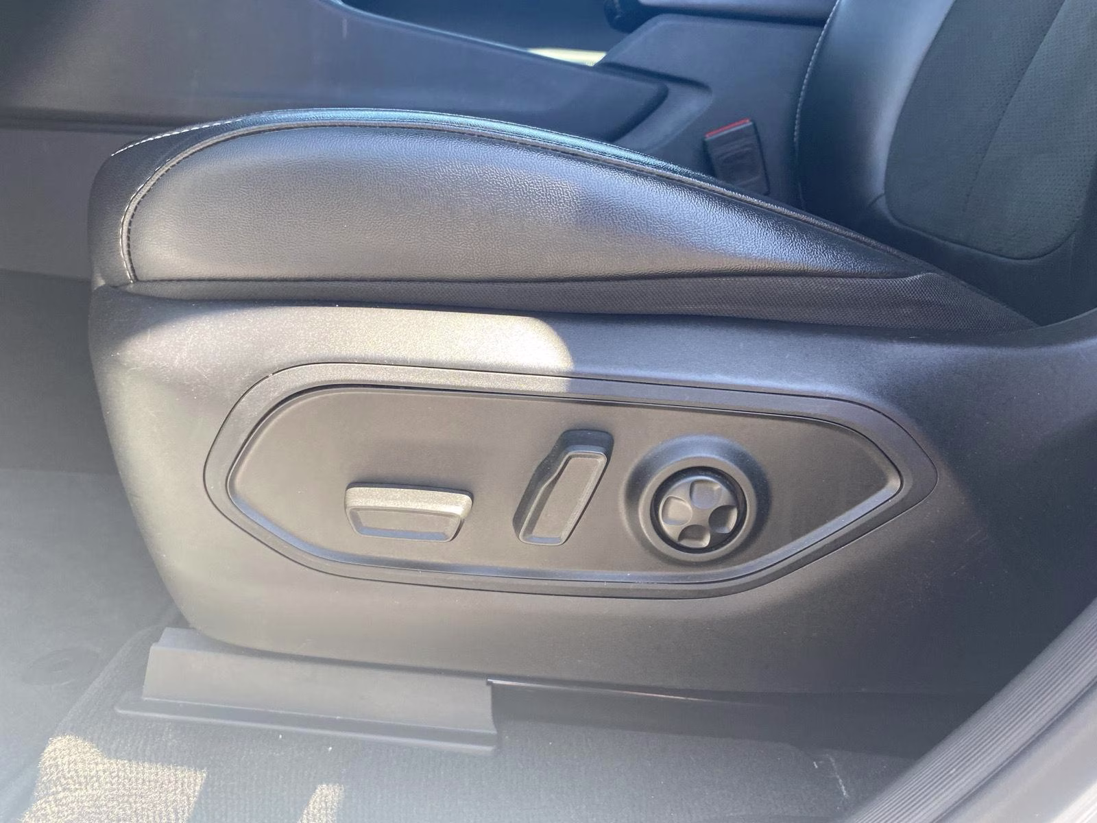 2025 Bright White Clearcoat Jeep Grand Cherokee Altitude 4X4 SUV