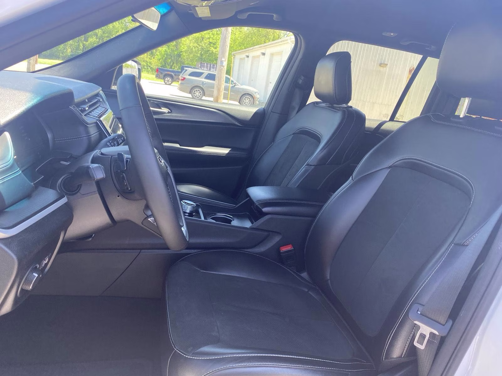 2025 Bright White Clearcoat Jeep Grand Cherokee Altitude 4X4 SUV