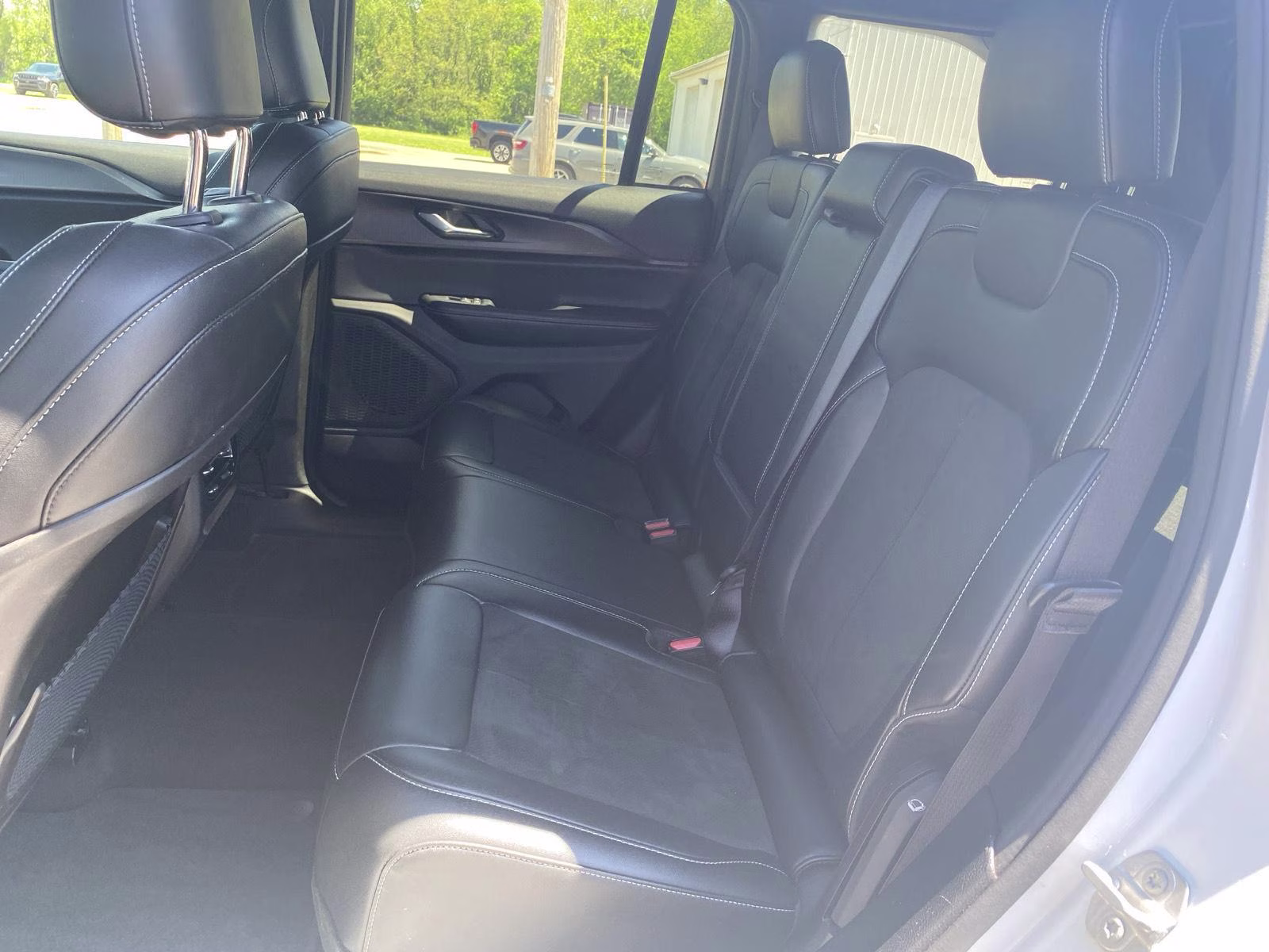 2025 Bright White Clearcoat Jeep Grand Cherokee Altitude 4X4 SUV