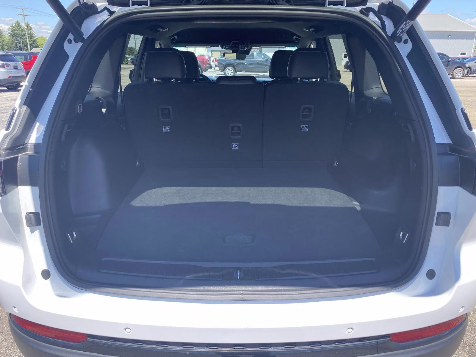 2025 Bright White Clearcoat Jeep Grand Cherokee Altitude 4X4 SUV