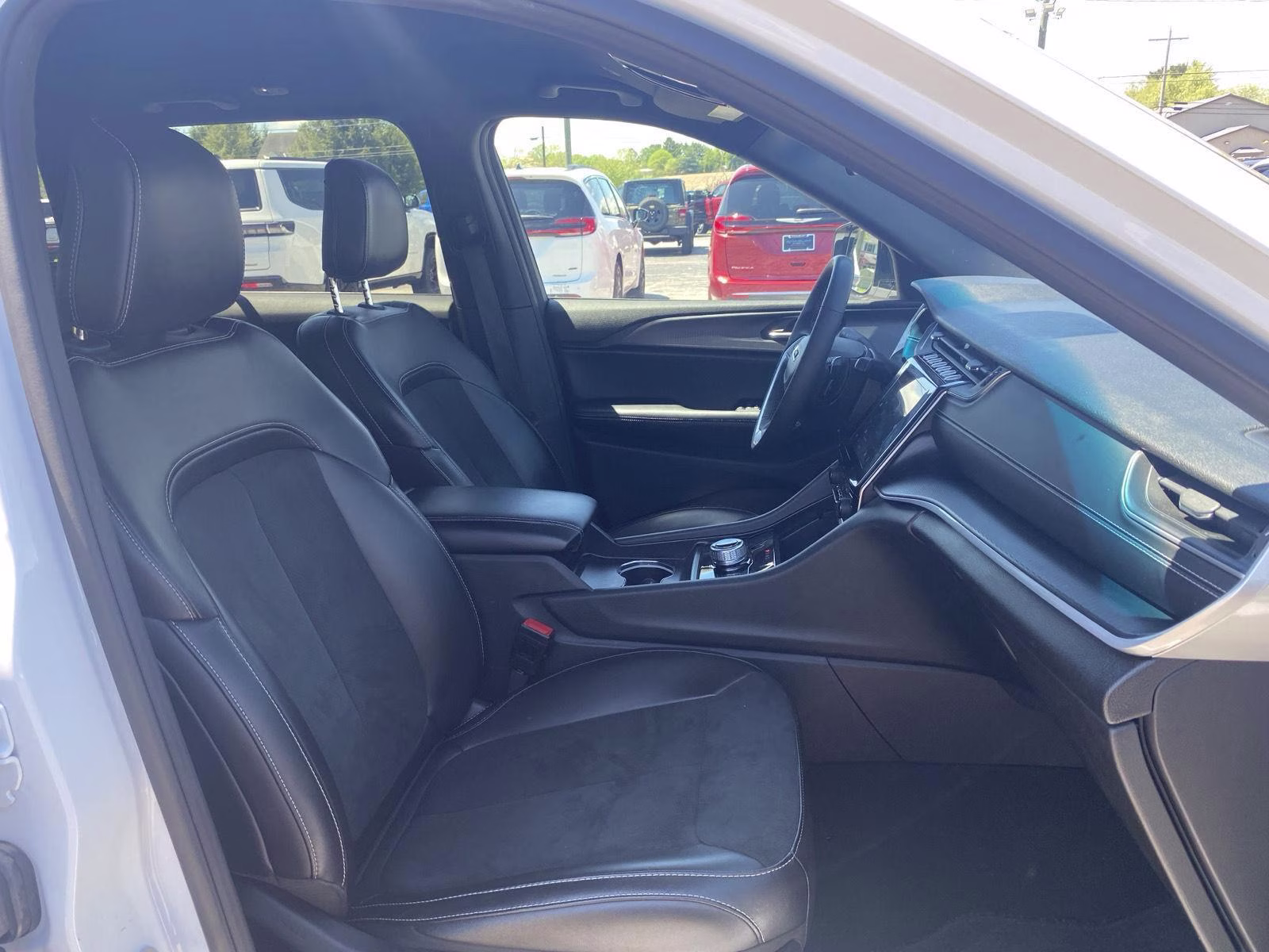 2025 Bright White Clearcoat Jeep Grand Cherokee Altitude 4X4 SUV