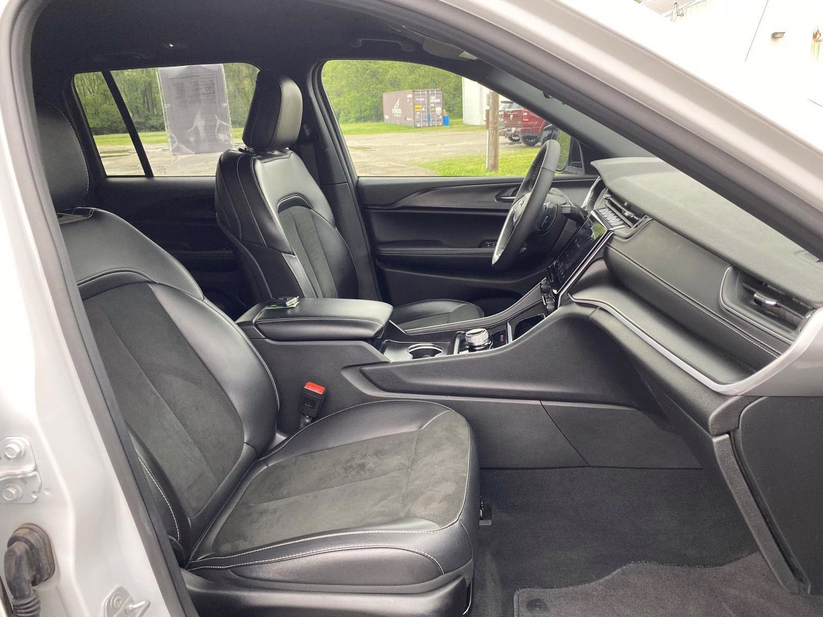 2025 Bright White Clearcoat Jeep Grand Cherokee Altitude 4X4 SUV