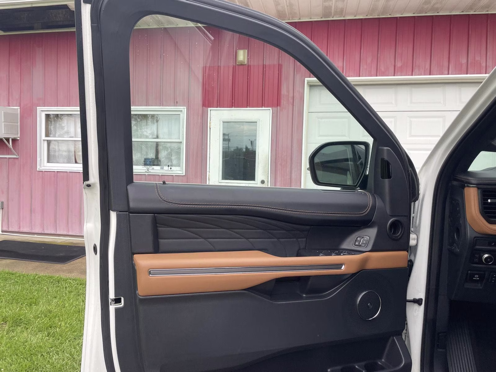 2022 Star White Metallic Tri-Coat Ford Expedition Max Platinum 4X4 SUV