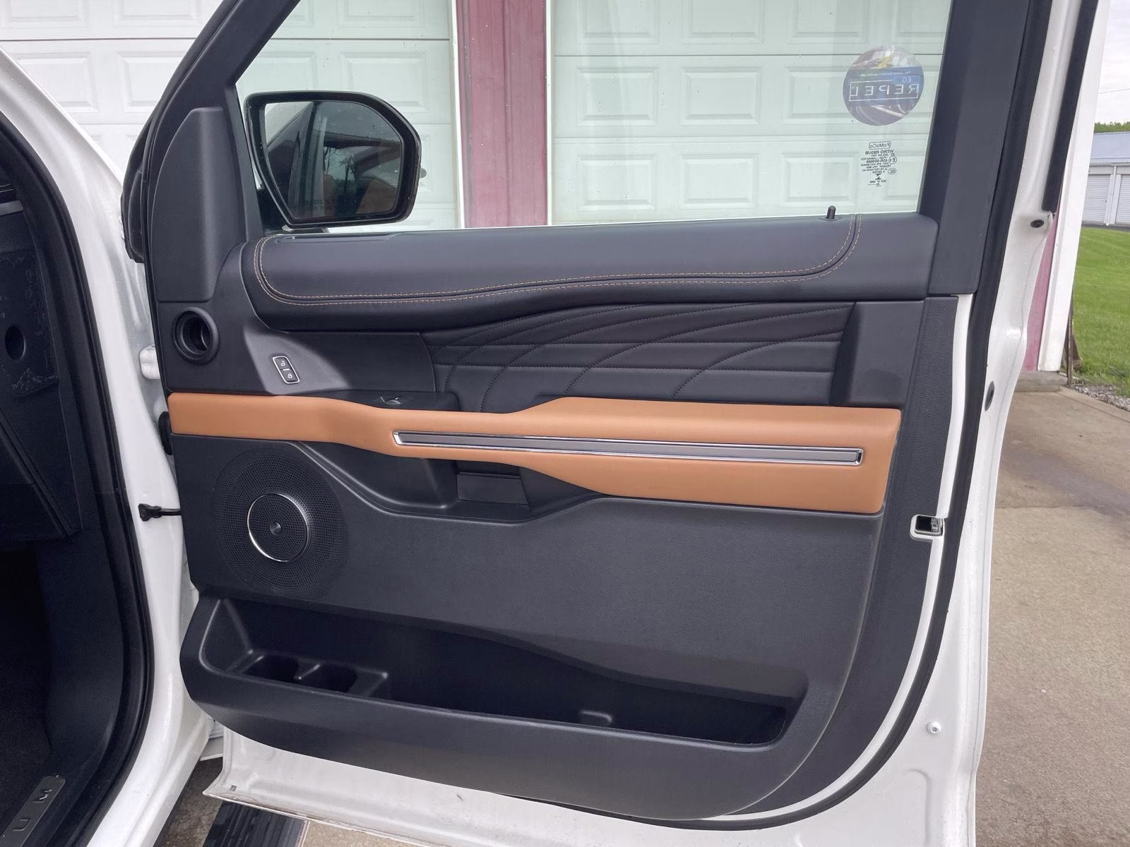 2022 Star White Metallic Tri-Coat Ford Expedition Max Platinum 4X4 SUV