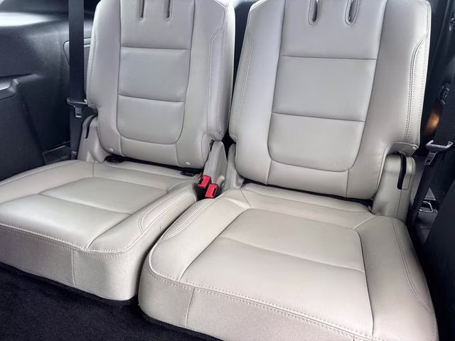 2018 White Platinum Clearcoat Metallic Ford Explorer Limited FWD SUV