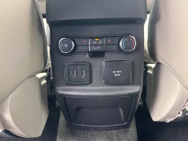 2018 White Platinum Clearcoat Metallic Ford Explorer Limited FWD SUV