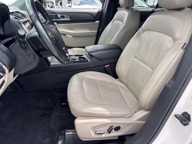 2018 White Platinum Clearcoat Metallic Ford Explorer Limited FWD SUV