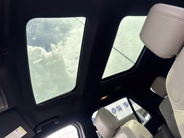 2018 White Platinum Clearcoat Metallic Ford Explorer Limited FWD SUV