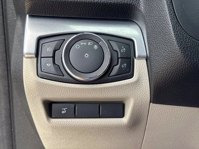 2018 White Platinum Clearcoat Metallic Ford Explorer Limited FWD SUV