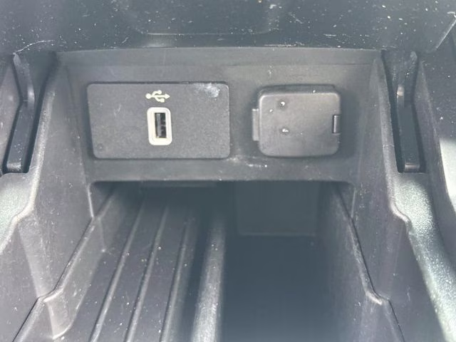 2018 White Platinum Clearcoat Metallic Ford Explorer Limited FWD SUV
