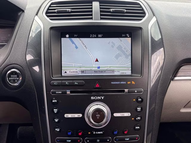 2018 White Platinum Clearcoat Metallic Ford Explorer Limited FWD SUV