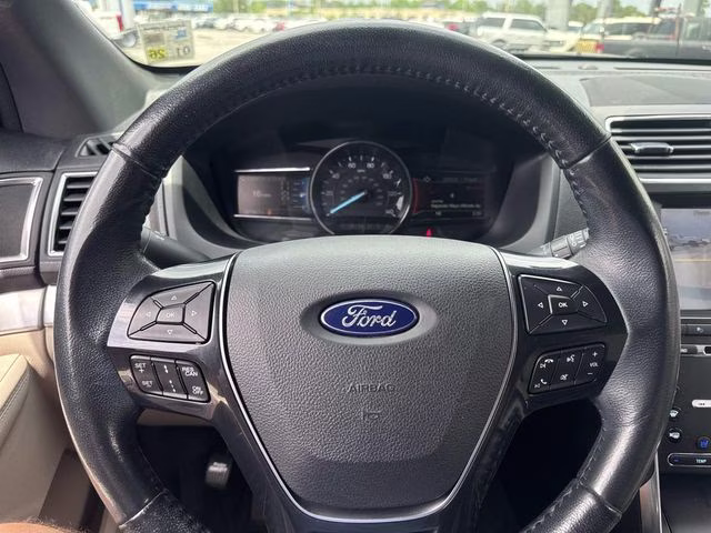 2018 White Platinum Clearcoat Metallic Ford Explorer Limited FWD SUV