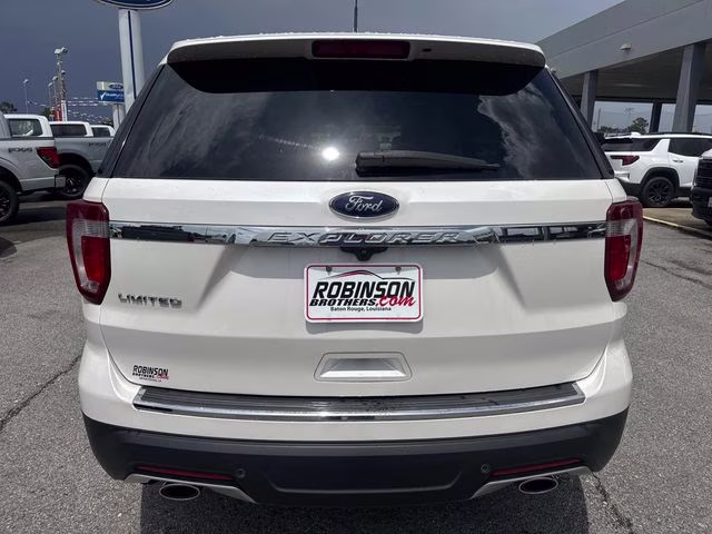 2018 White Platinum Clearcoat Metallic Ford Explorer Limited FWD SUV