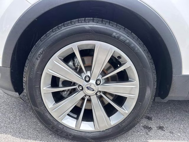 2018 White Platinum Clearcoat Metallic Ford Explorer Limited FWD SUV