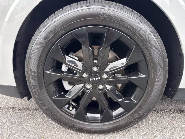 2022 Ceramic White Kia Carnival SX FWD Van