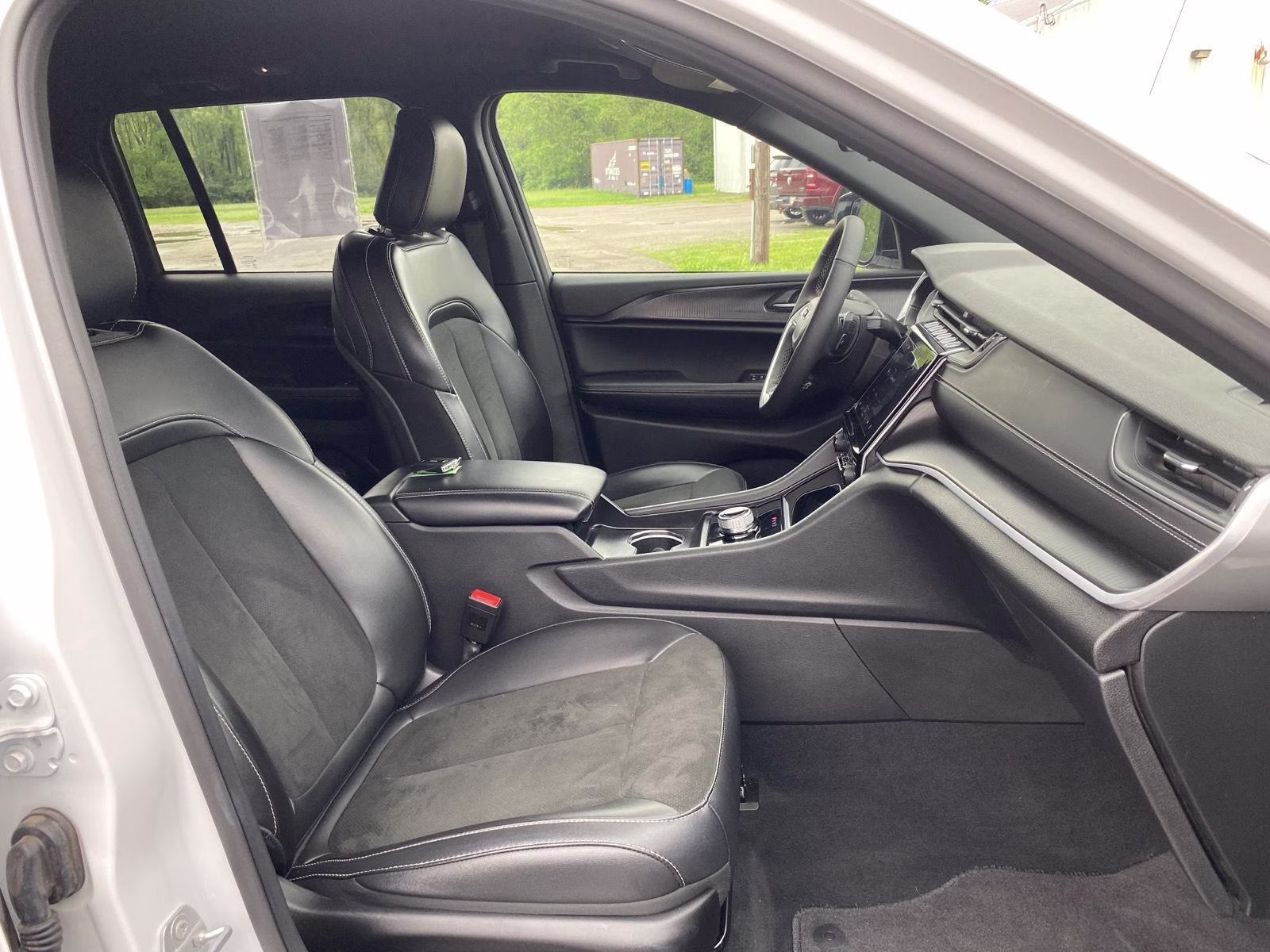 2025 Bright White Clearcoat Jeep Grand Cherokee Altitude 4X4 SUV