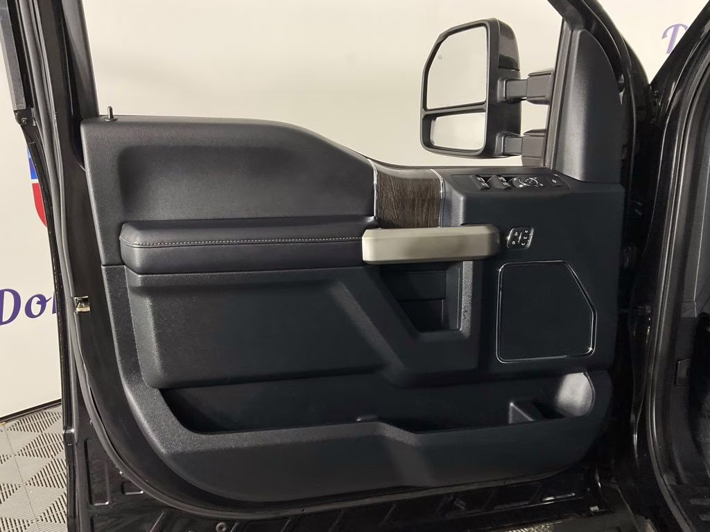 2020 Black Metallic Ford Super Duty F-250 SRW Lariat 4X4 Truck