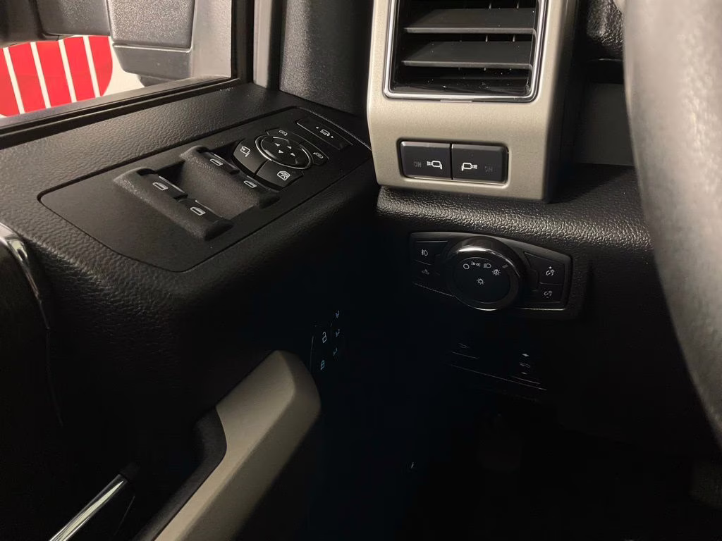 2020 Black Metallic Ford Super Duty F-250 SRW Lariat 4X4 Truck