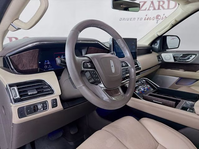 2022 White Metallic Lincoln Navigator Reserve 4X4 SUV