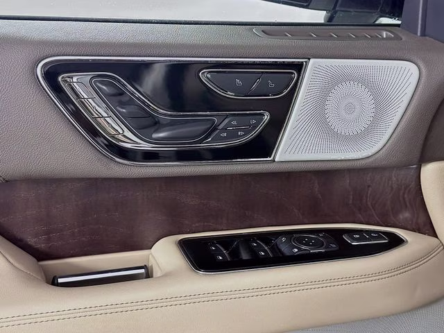 2022 White Metallic Lincoln Navigator Reserve 4X4 SUV