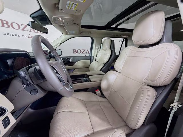 2022 White Metallic Lincoln Navigator Reserve 4X4 SUV