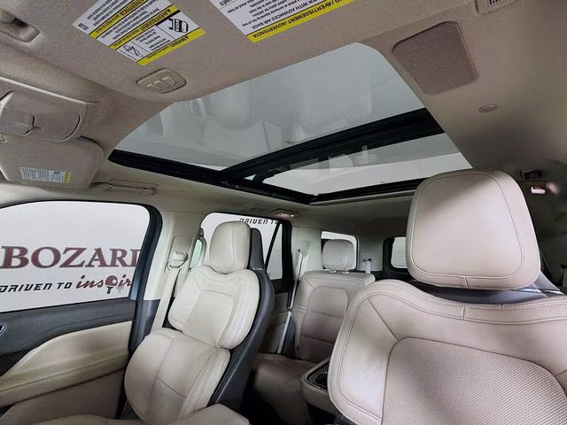 2022 White Metallic Lincoln Navigator Reserve 4X4 SUV