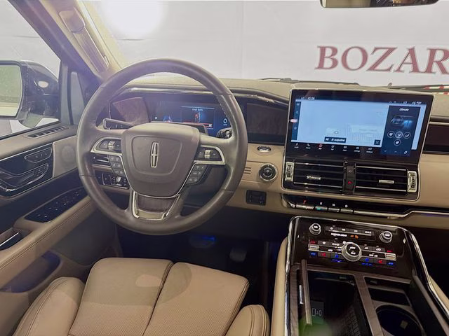 2022 White Metallic Lincoln Navigator Reserve 4X4 SUV
