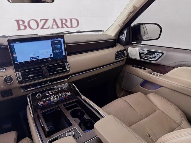 2022 White Metallic Lincoln Navigator Reserve 4X4 SUV