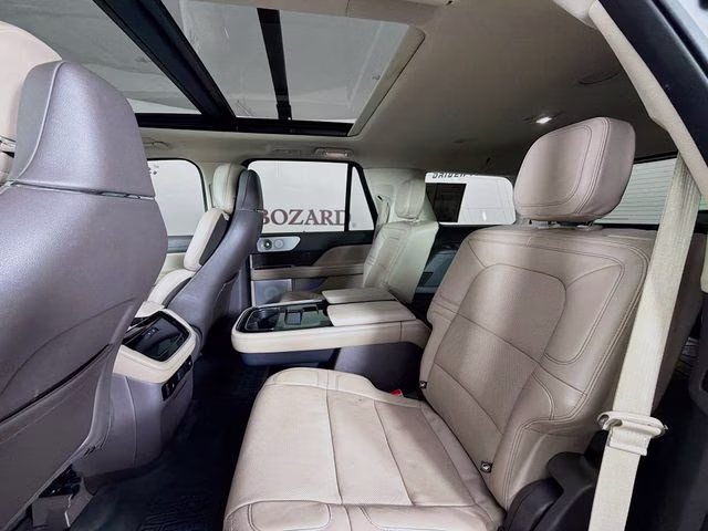 2022 White Metallic Lincoln Navigator Reserve 4X4 SUV