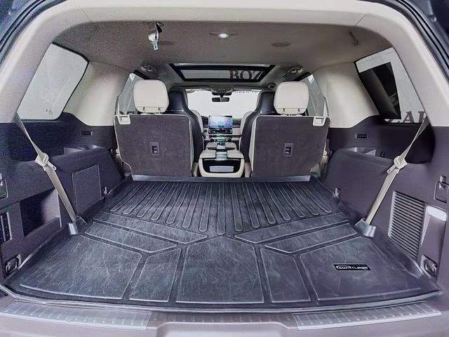 2022 White Metallic Lincoln Navigator Reserve 4X4 SUV