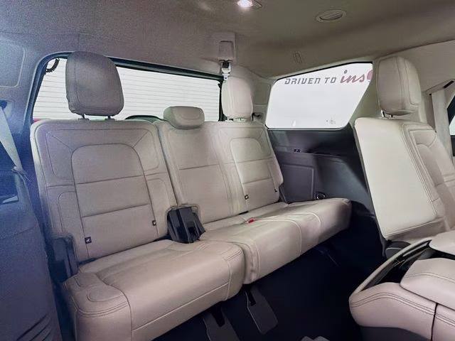 2022 White Metallic Lincoln Navigator Reserve 4X4 SUV