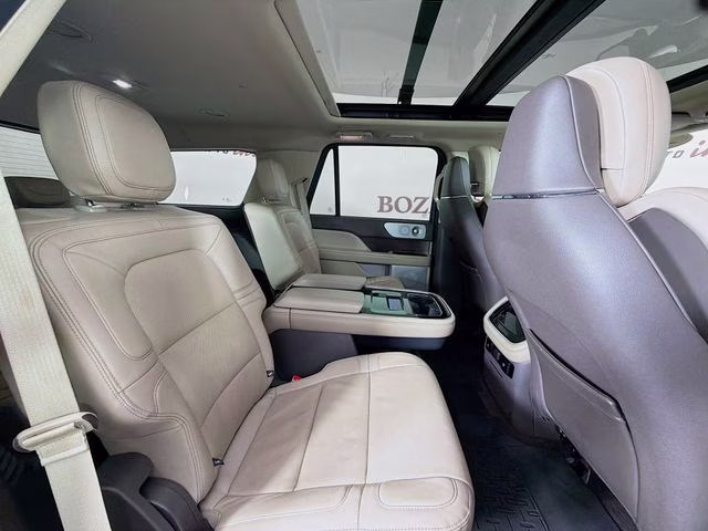 2022 White Metallic Lincoln Navigator Reserve 4X4 SUV